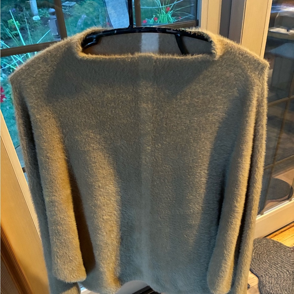 Mystree Cream and Tan 100% Nylon, Fuzzy Warm Pullover Sz. L Sweater